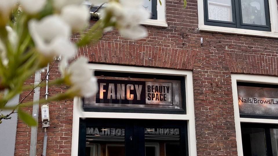 De gevel van Fancy Beauty Space met het naambord boven de deur