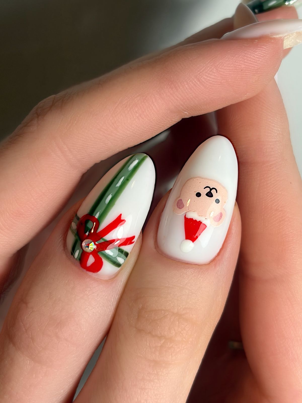 Kerst nail art met een kerstman en een cadeautje