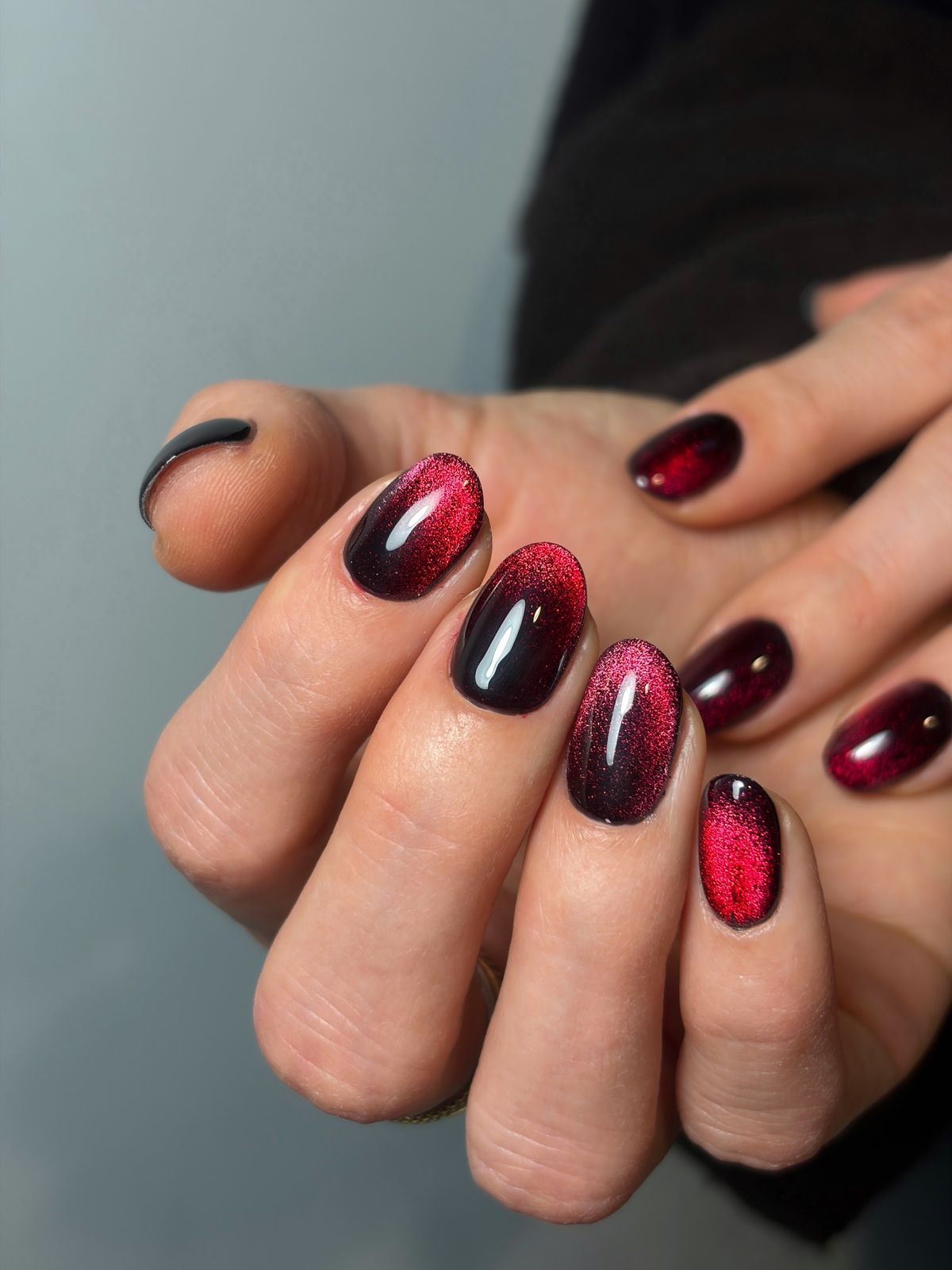Dieprode cat-eye nagels