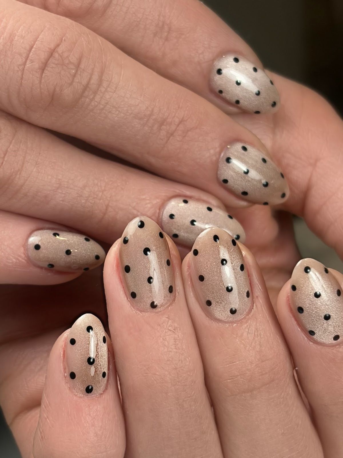 Nude glanzende nagels met zwarte polka dots